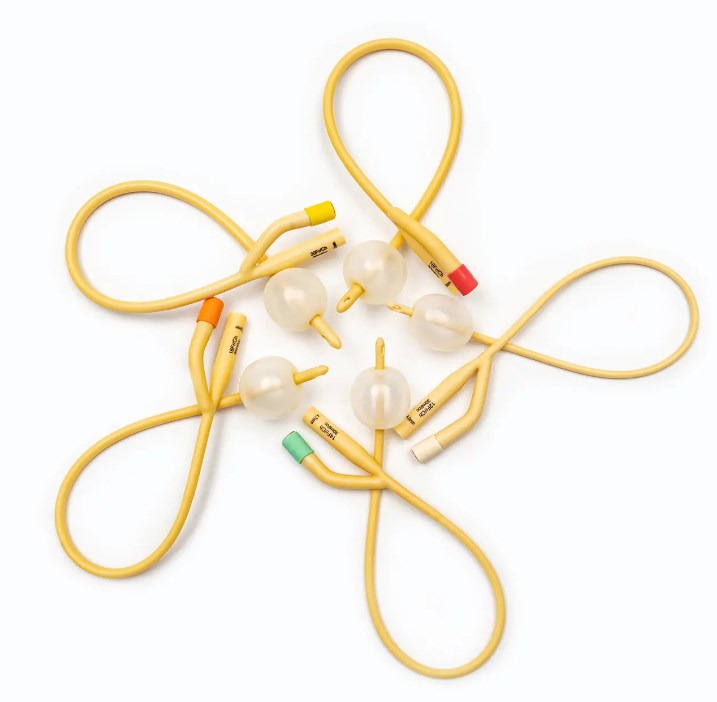 In che modo i materiali e la struttura di un catetere urinario influiscono sull'effettiva esperienza dell'utente?