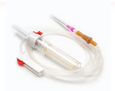 In che modo i dettagli di progettazione di un set per trasfusione di sangue influiscono direttamente sulla qualità della trasfusione?